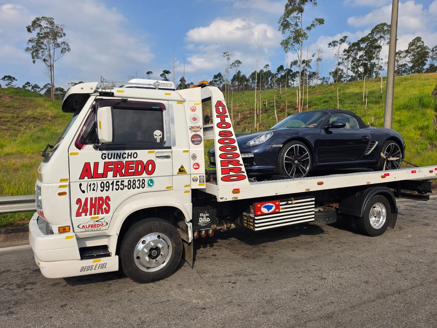 Guincho Alfredo transportando veículo em rodovia do Vale do Paraíba